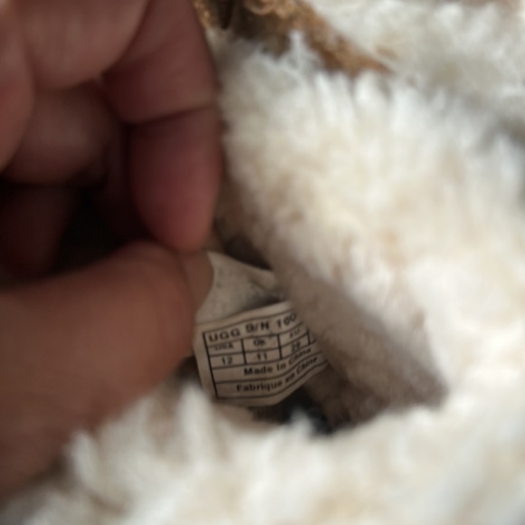 Ugg size 12 brown boots .. perfect for the cold weather coming - Picture 4 of 5